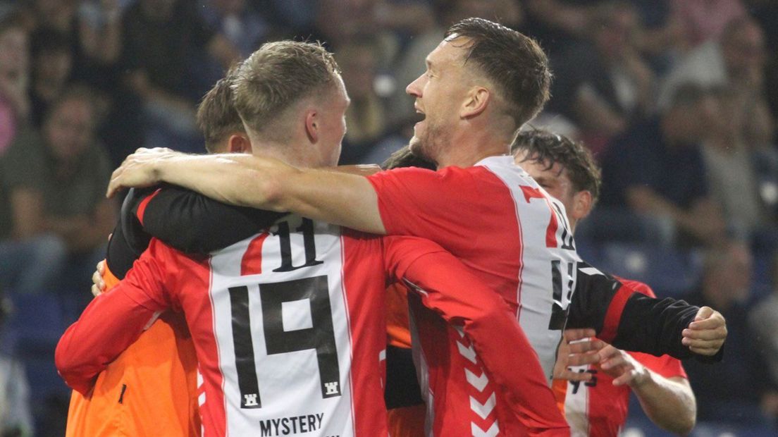 Ben Scholte is het middelpunt van de feestvreugde na zijn winnende treffer in Doetinchem
