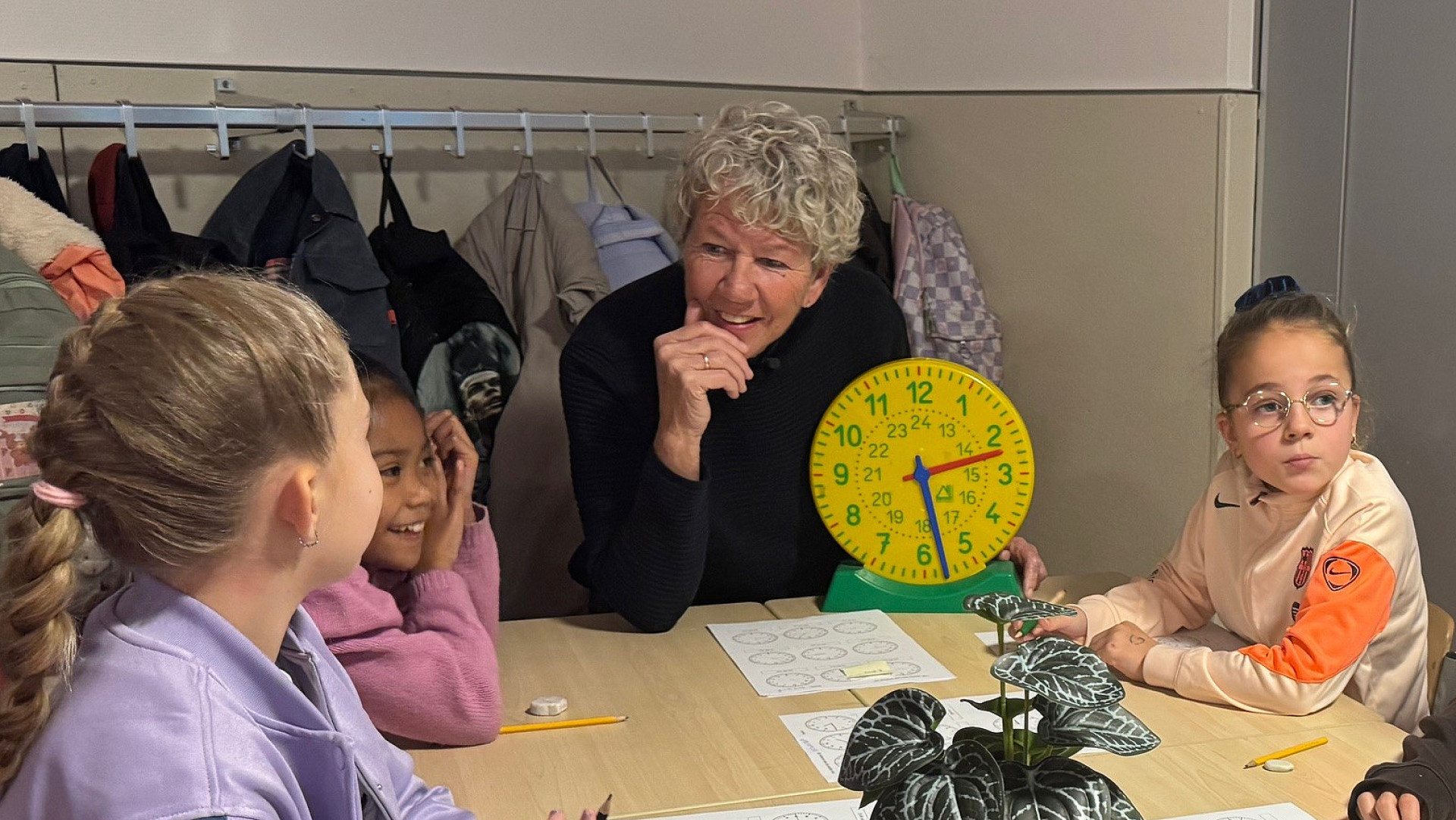 Oud-docent Helma geeft als vrijwilliger klokkijk les