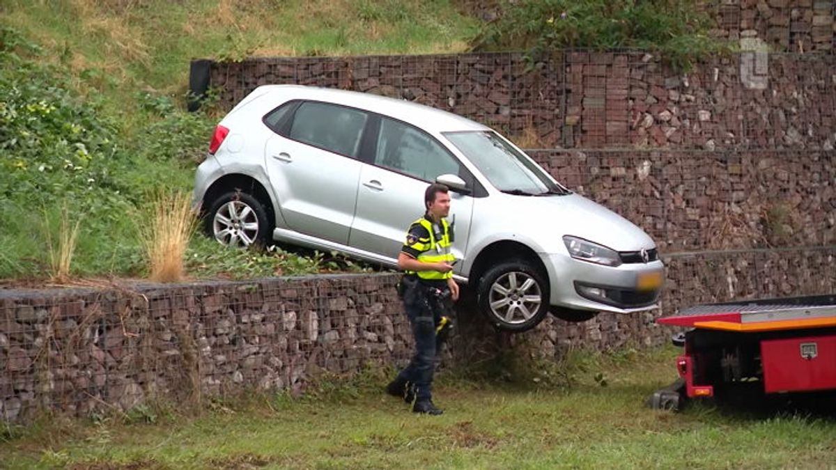 Auto belandt onderaan viaduct in Maastricht