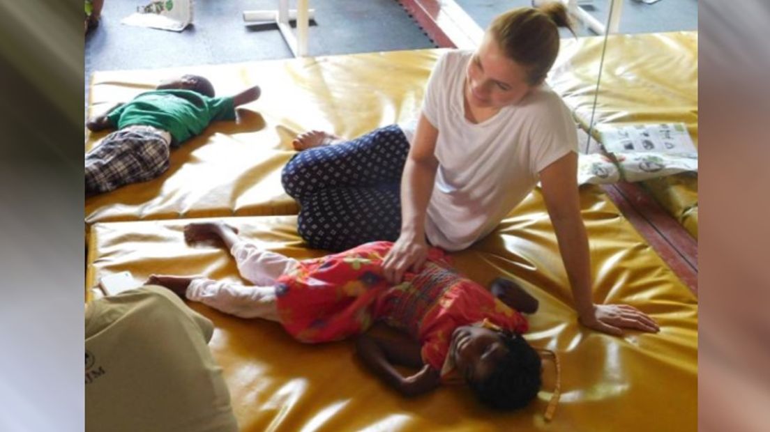 Anouk Zweedijk tijdens vrijwilligerswerk in Sri Lanka