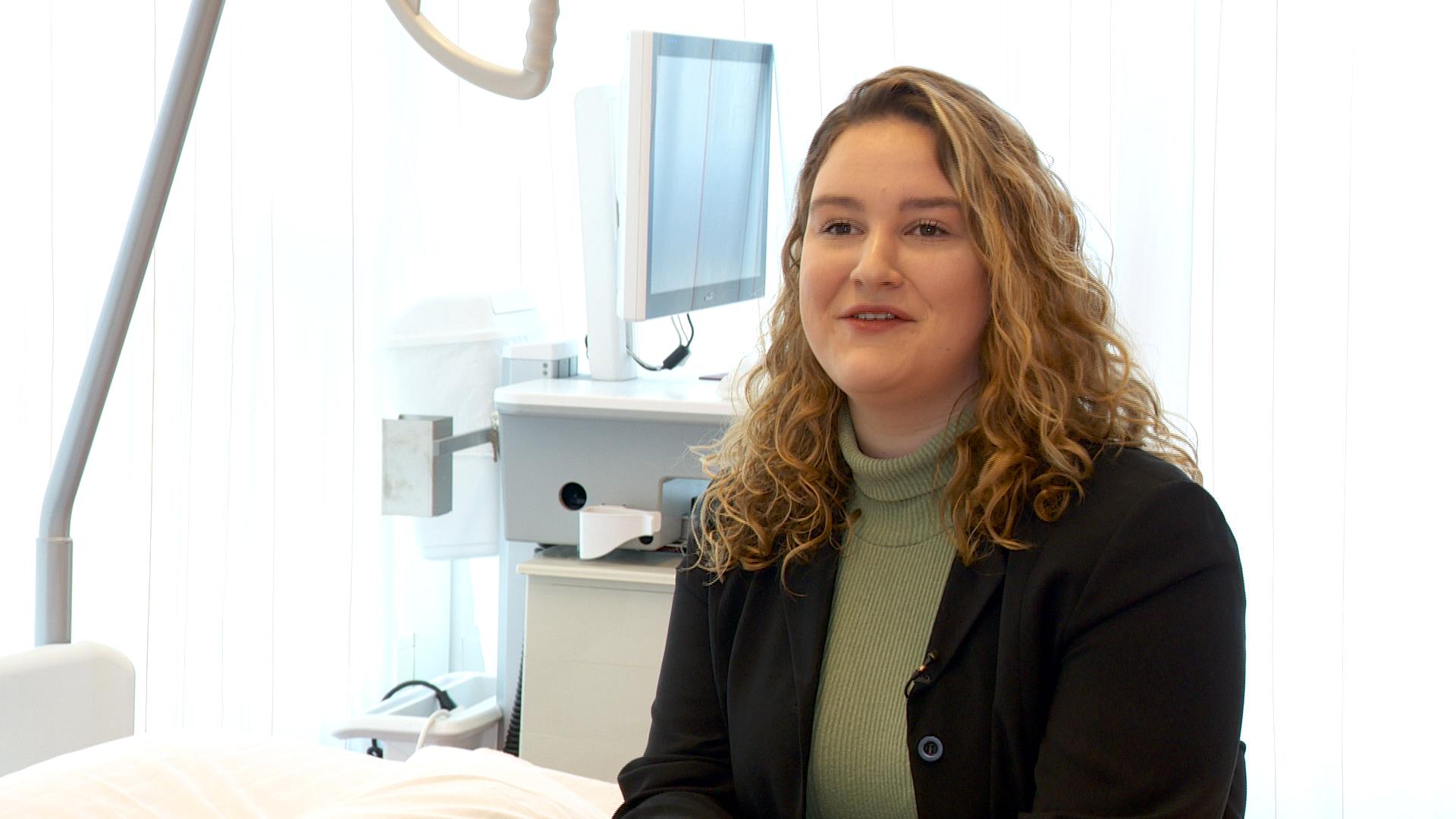 Iris de Jonge werkt al als verpleegkundige, maar doet nu de opleiding HBO-V