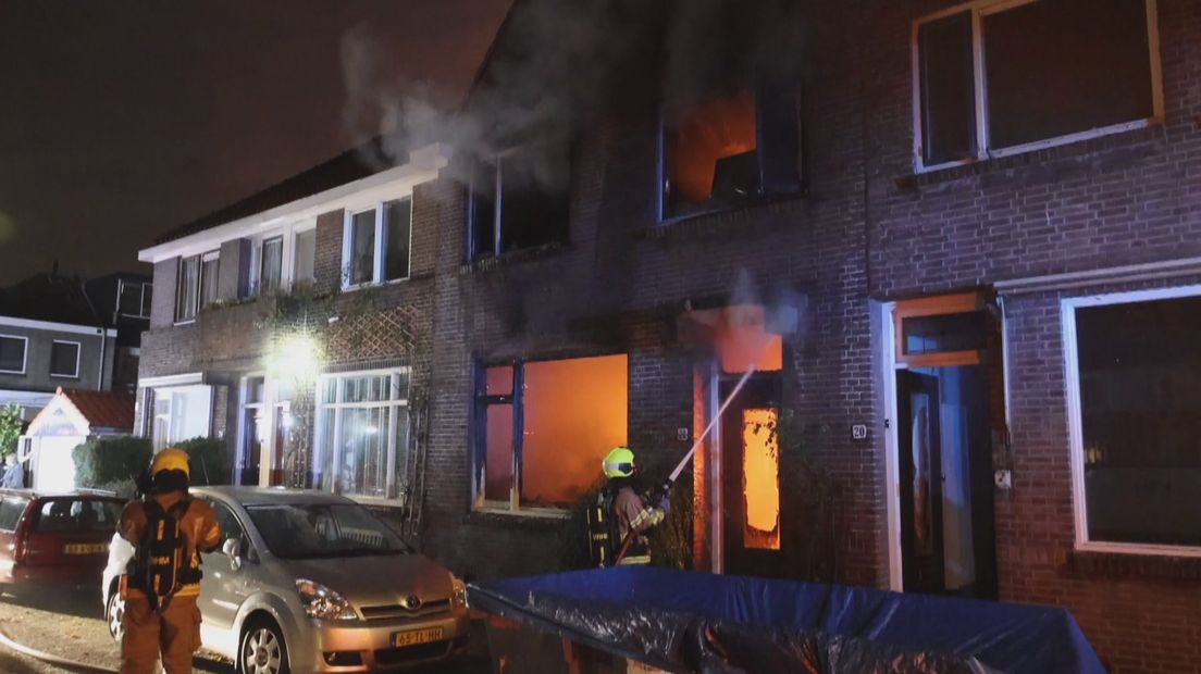 Brandweer blust fatale woningbrand in Gouda