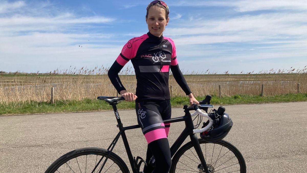 Anne uit Oudelande eert haar overleden vader door Amstel Gold Race te rijden