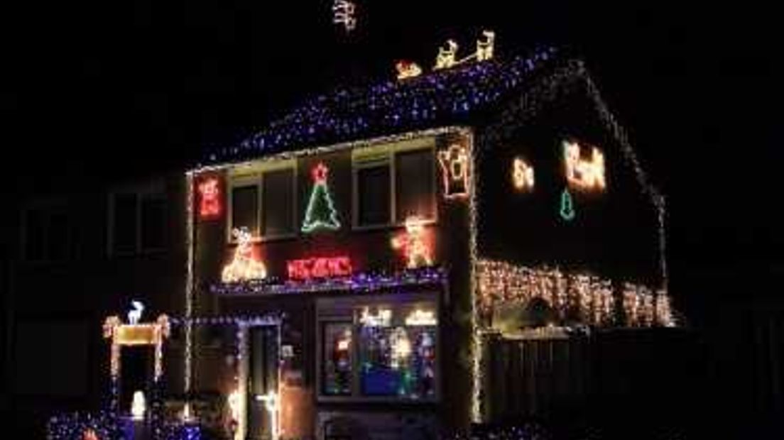 Uitbundig versierde huizen met duizenden kerstlichtjes. Het lijken er ieder jaar wel meer te worden. Net als de kersthuistoeristen, die 's avonds in de auto stappen om de lichtjes te bewonderen. Tijd voor een overzicht. En daar hebben wij uw hulp bij nodig.
