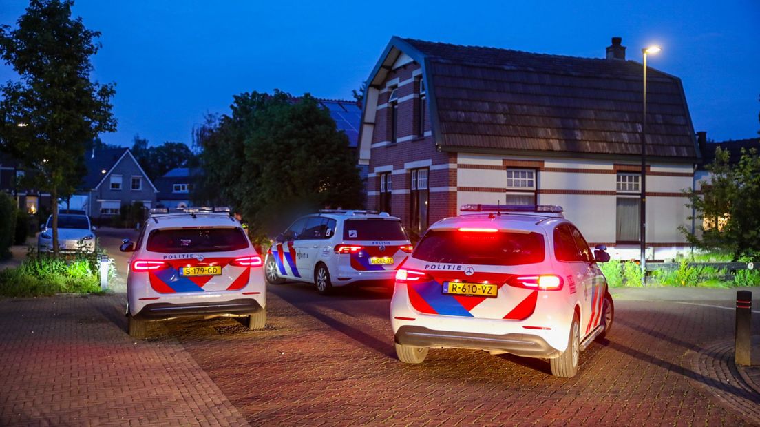 De politie is massaal ter plaatse aan de Sperwerlaan in Apeldoorn.