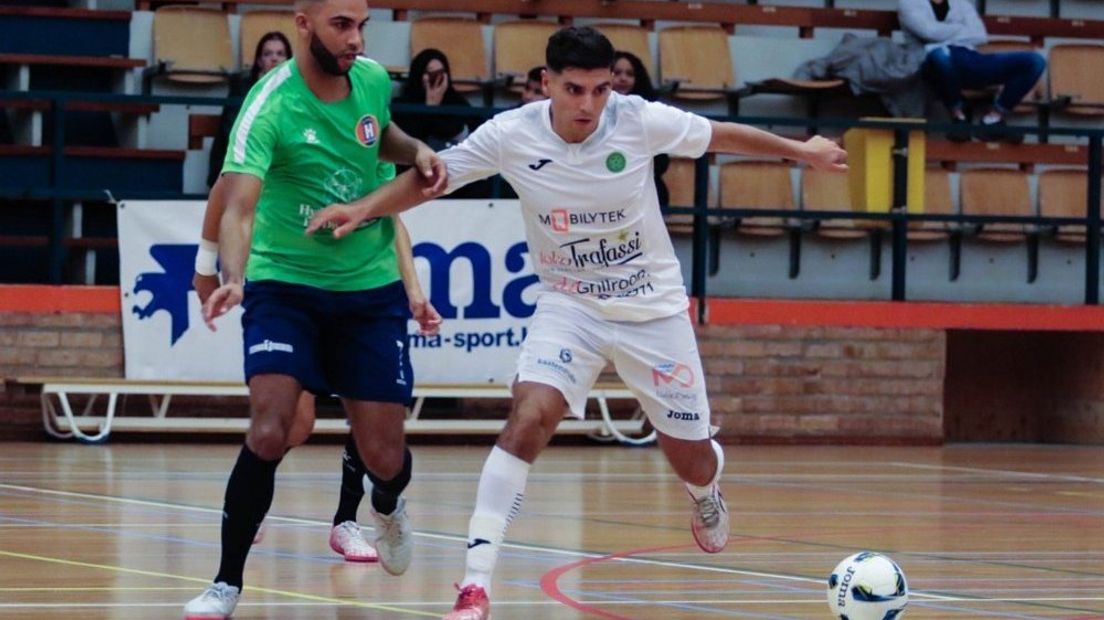 Said Bouzambou aan de bal voor Groene Ster