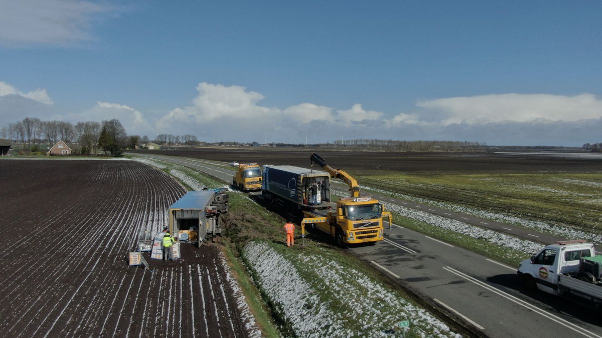 Vrachtwagen in sloot bij Nieuw-Weerdinge: weg afgesloten