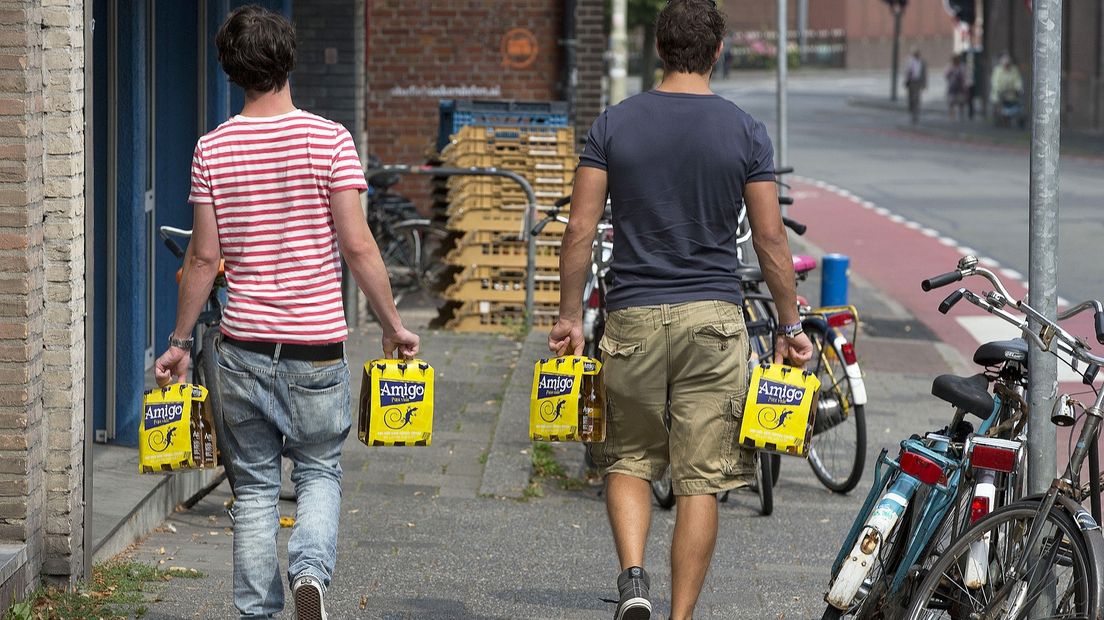 Studenten slaan alcoholische drank in