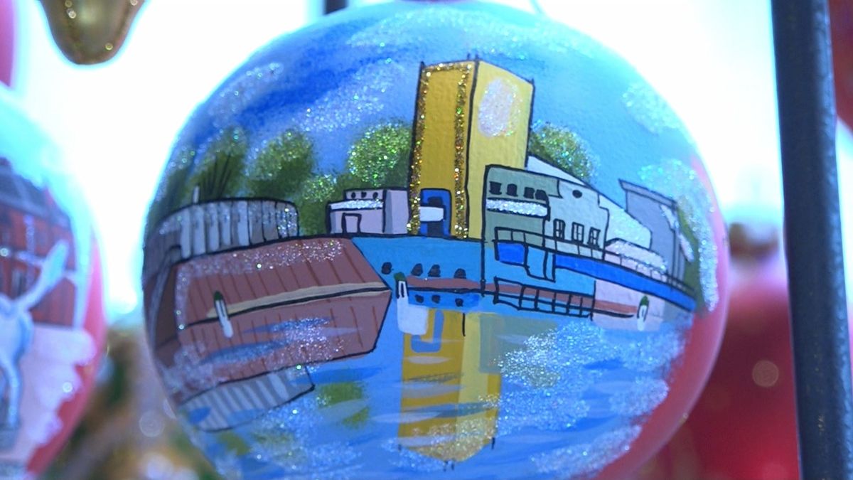 Groningse gebouwen op kerstballen: 'Het beschilderen gebeurt volledig met de hand in Oekraïne'