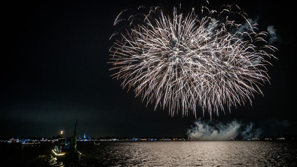 Duizenden mensen zien spektakel op het water: 'Wij kijken er het hele jaar naar uit'