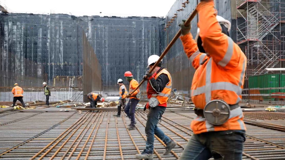 Betonvlechters aan het werk op de vloer van het buitenhoofd