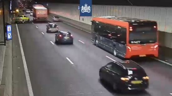 Ongeval met motorrijder leidt tot afsluiting snelweg. Ongeval met motorrijder leidt tot afsluiting snelweg.