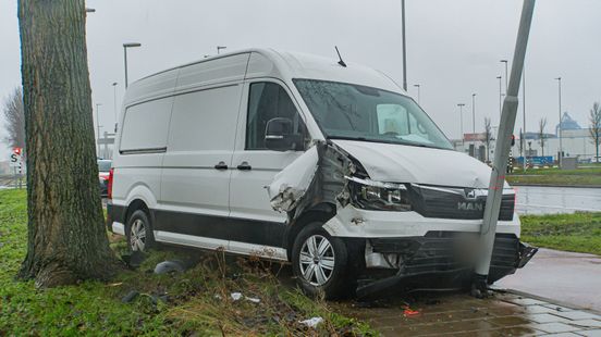 Bestuurder naar ziekenhuis na botsing met vrachtwagen. Bestuurder naar ziekenhuis na botsing met vrachtwagen.