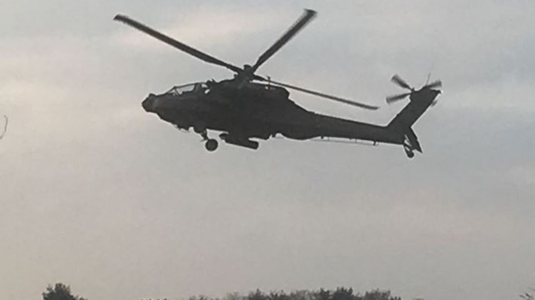 Defensie heeft er 'begrip voor dat mensen en dieren schrikken' van de laagvliegende helikopters in de Achterhoek, maar de oefening gaat ondanks de klachten gewoon door.