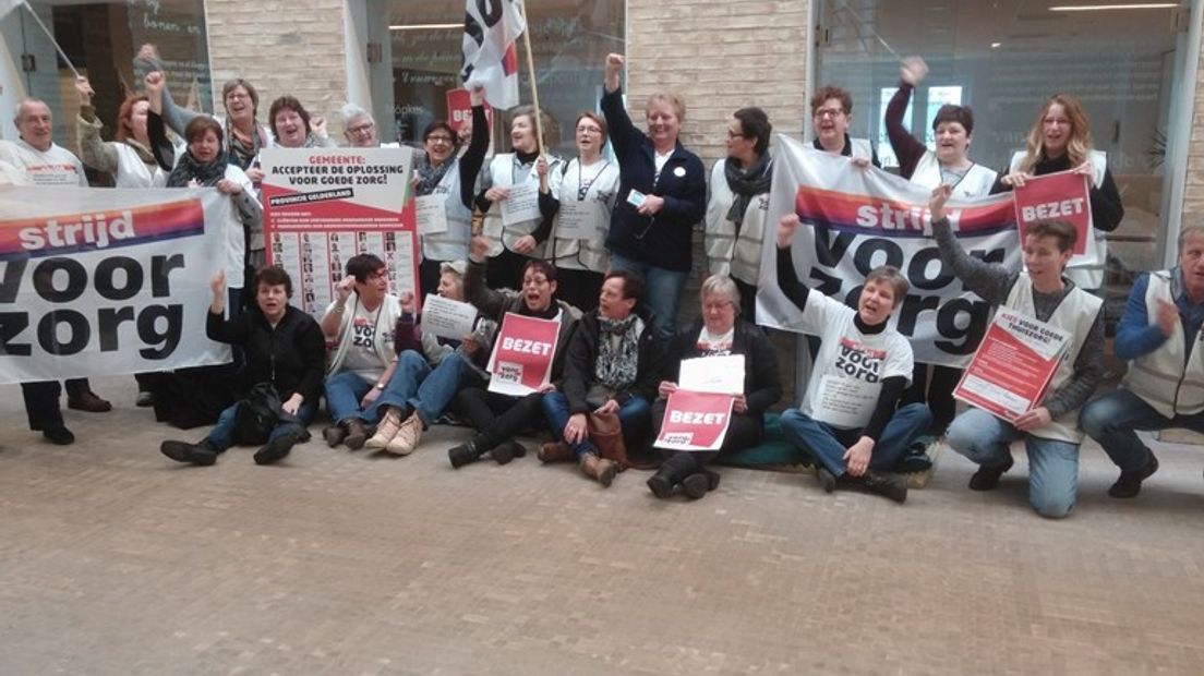 Opnieuw werd er geprotesteerd tegen de problemen in de thuiszorg in de Achterhoek. In Winterswijk, Oost-Gelre, Aalten en Doetinchem deelden bezorgde thuiszorgmedewerkers zaterdag flyers uit.