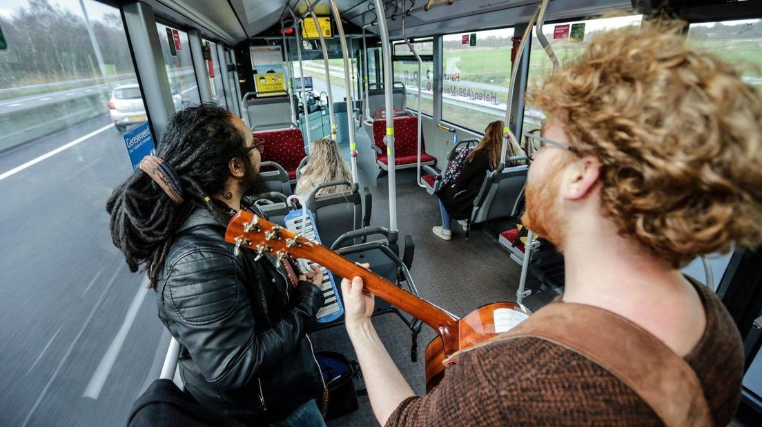 Reggaeband The Rising Sun verblijdde buspassagiers in 2019 met een optreden in de bus. (Rechten: Qbuzz)