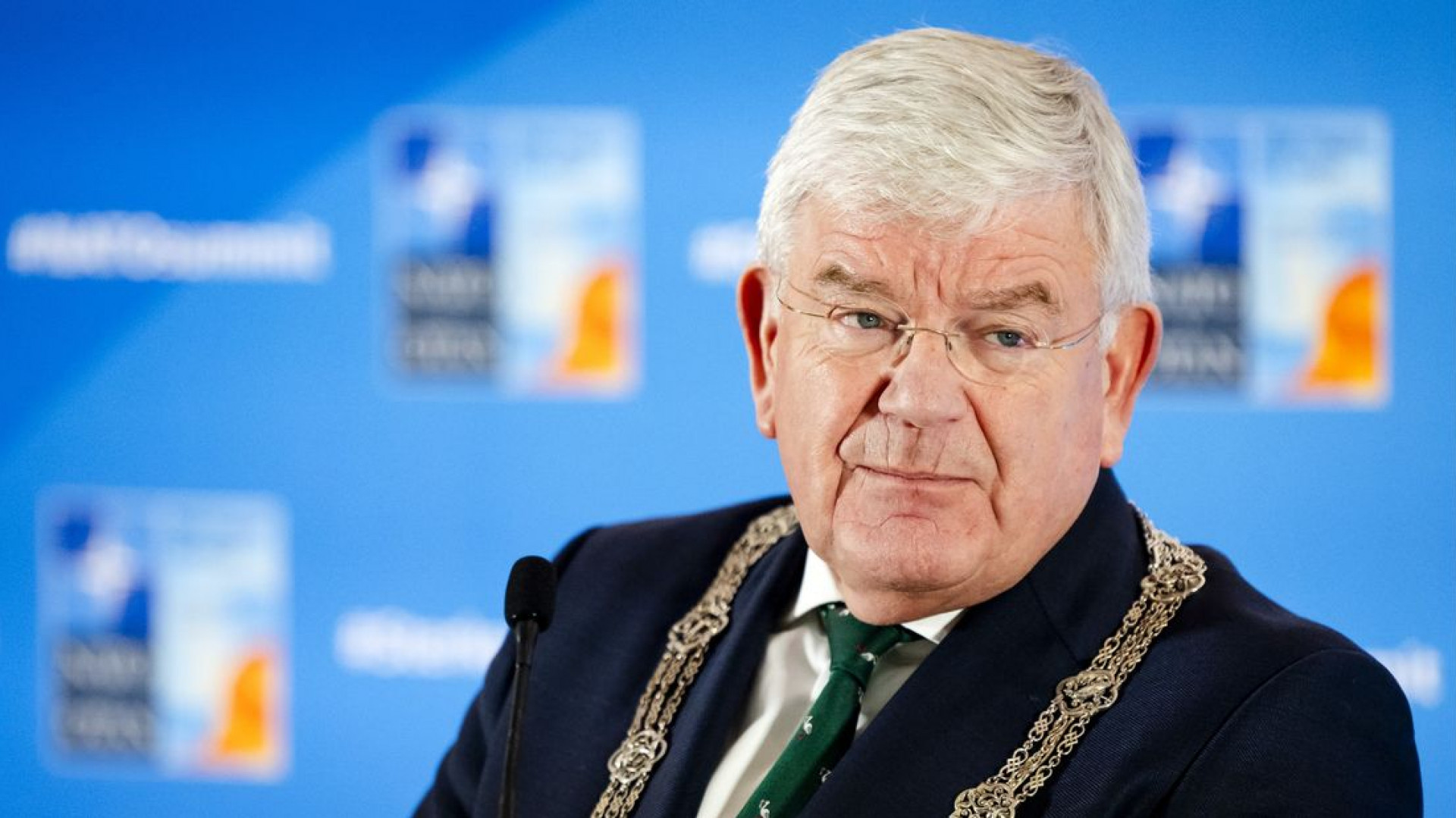 Jan van Zanen, burgemeester van Den Haag, tijdens het startsein in aanloop naar de NAVO-top © ANP