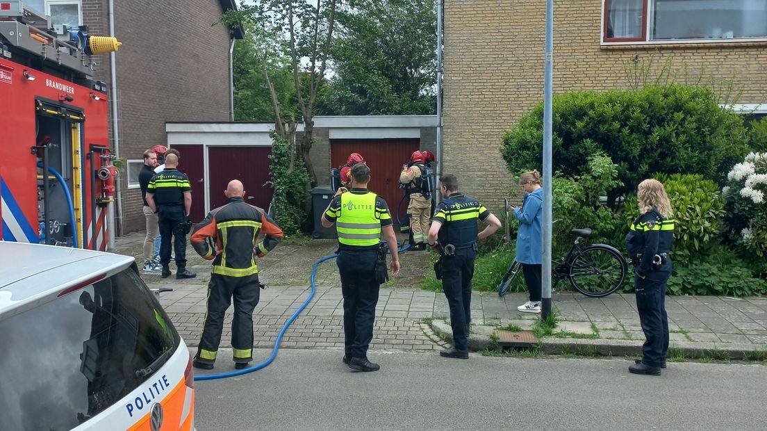 Brandweer en politie helpen bij de afwikkeling van de keukenbrand aan de Acacialaan in Groningen