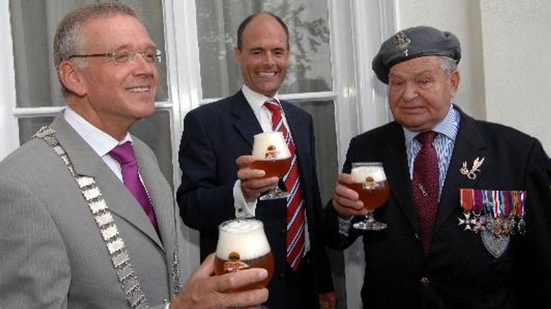 Beeld van de presentatie van de 10.000ste fles in 2006 aan toenmalig burgemeester Bruinooge van Renkum en de Poolse veteraan Fedorowicz.