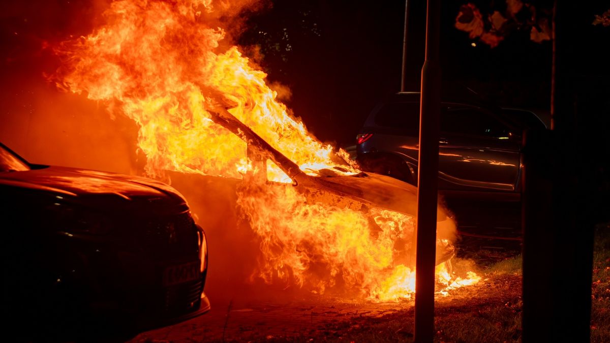 Bestelbus in lichterlaaie in Sneek | Forse schade na ongeluk op A32