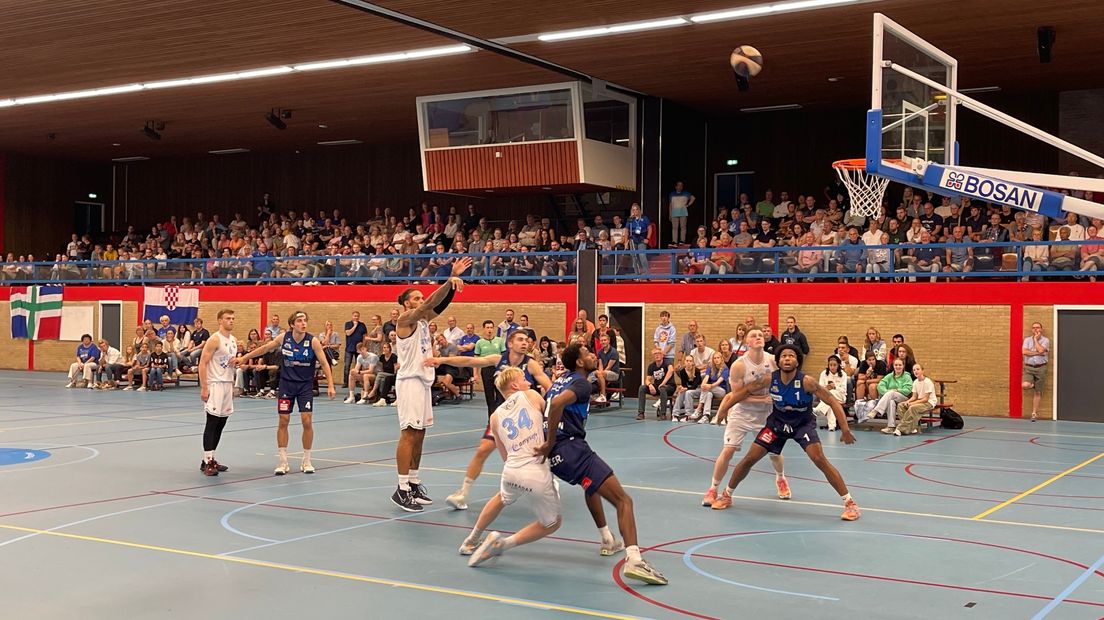 Theo John werpt de bal in zijn eerste wedstrijd voor Donar