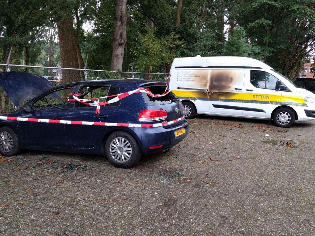 De beschadigde auto's op de parkeerplaats. Foto IJsselmondenieuws