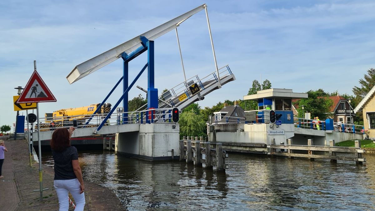 Tien dagen na storing doet de brug van Woudsend het weer