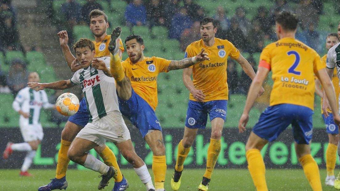 Ritsu Doan wordt op de huid gezeten door twee verdedigers van De Graafschap