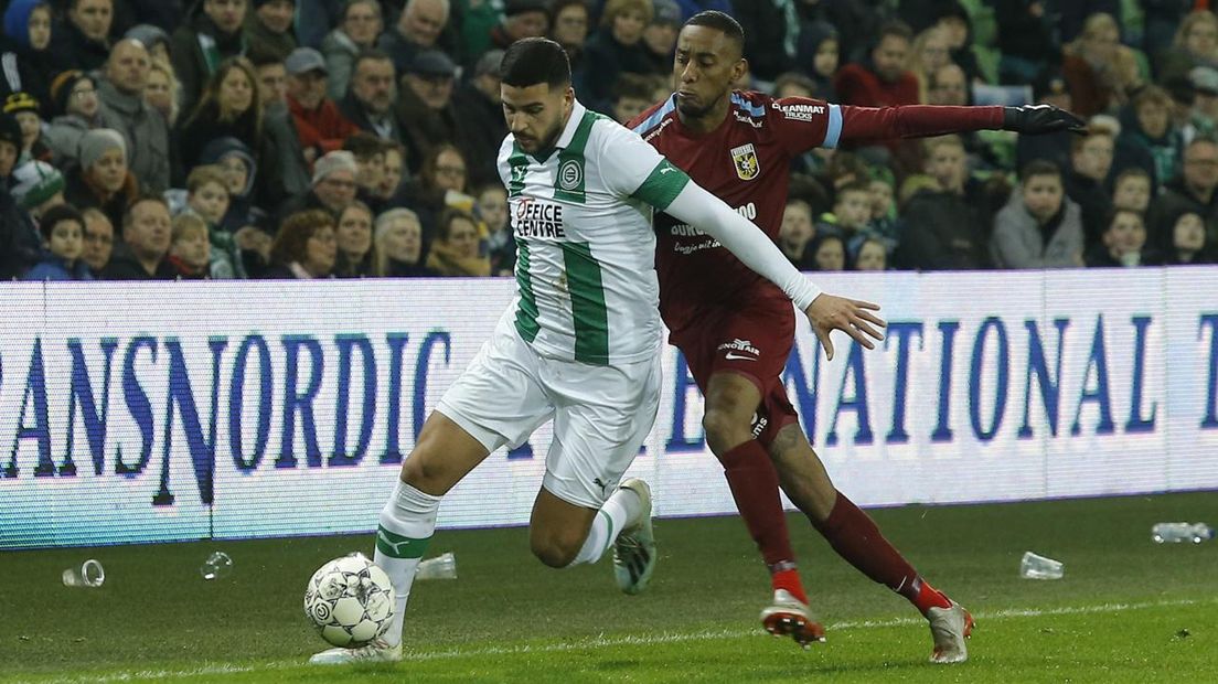 Ahmed El Messaoudi schudt zijn directe tegenstander af in het duel met Vitesse