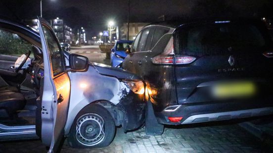 Bestuurder onder invloed knalt tegen geparkeerde auto
