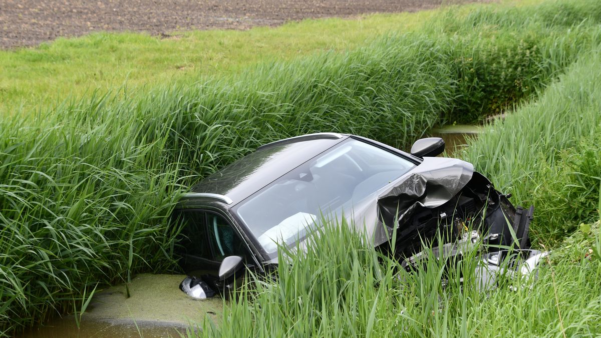 Auto botst tegen boom en belandt in de sloot