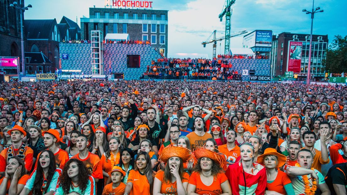 Groningse voetbalfans op de Grote Markt tijdens het WK 2014