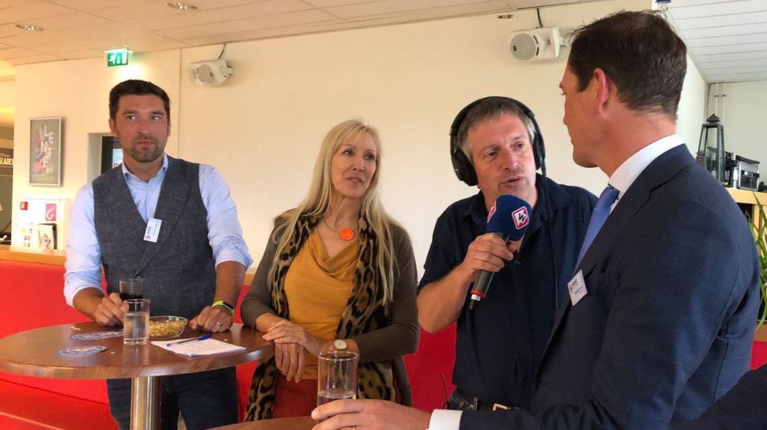 Haags college op bezoek bij Radio West/ vlnr: Robert van Asten, Liesbeth van Tongeren, presentator Tjeerd Spoor, Boudewijn Revis