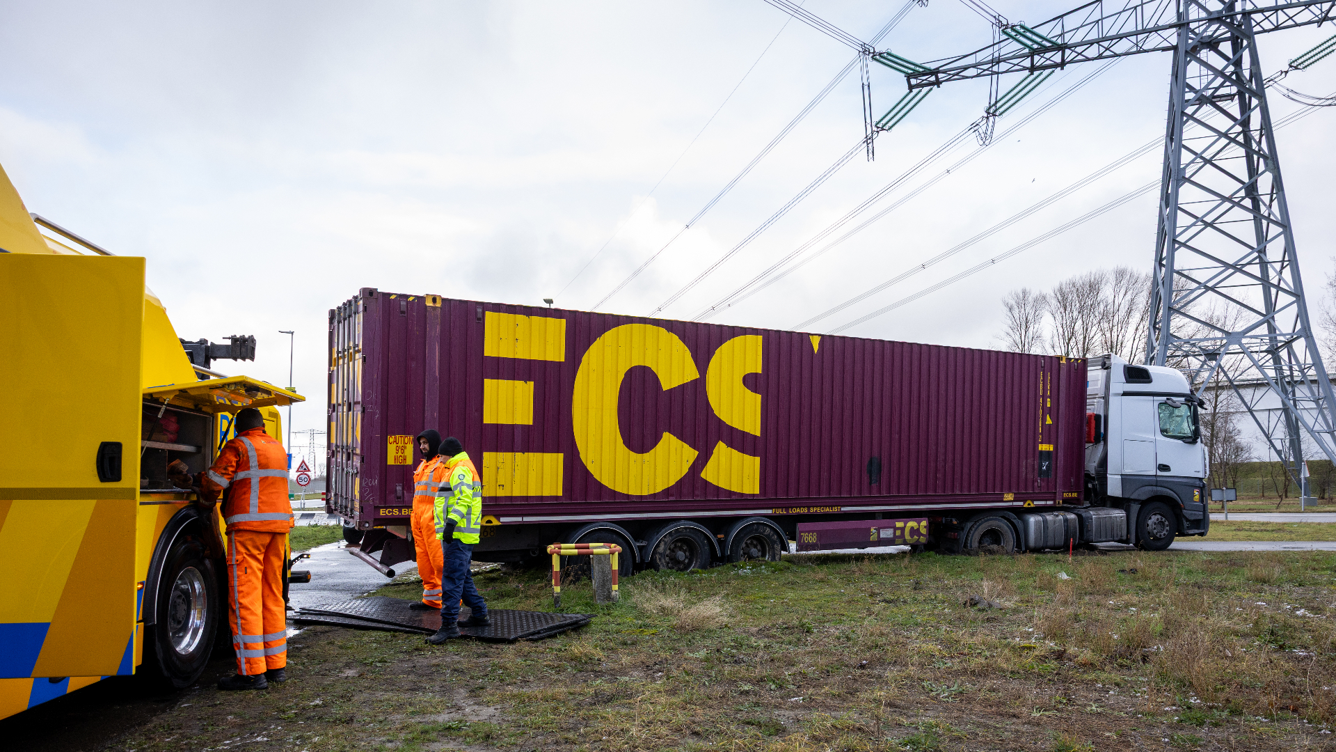 Al snel zakte de vrachtwagen weg in de drassige grond en kon geen kant meer op.