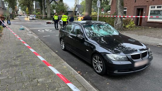 Gewonden door botsing • stoeptegel tegen winkelruit. Gewonden door botsing • stoeptegel tegen winkelruit.