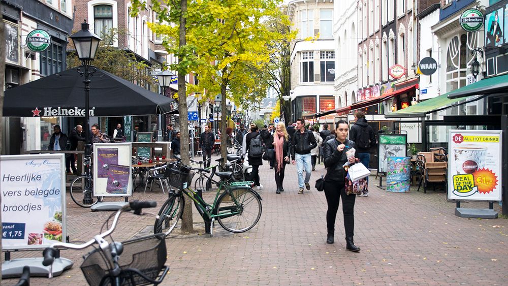 Winkelen tijdens de twee minuten stilte op 4 mei - Rijnmond