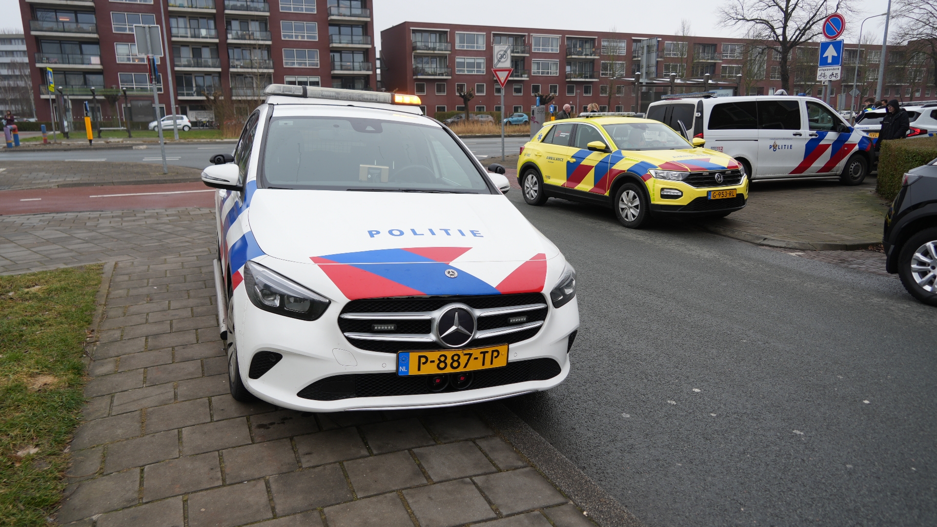 Aanrijding op Bedumerweg • Fietser belandt in sloot in Beijum.