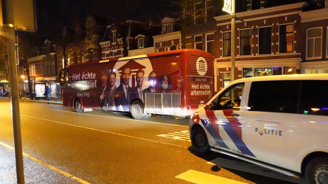 De partijbus van het Forum voor Democratie in de Gedempte Zuiderdiep