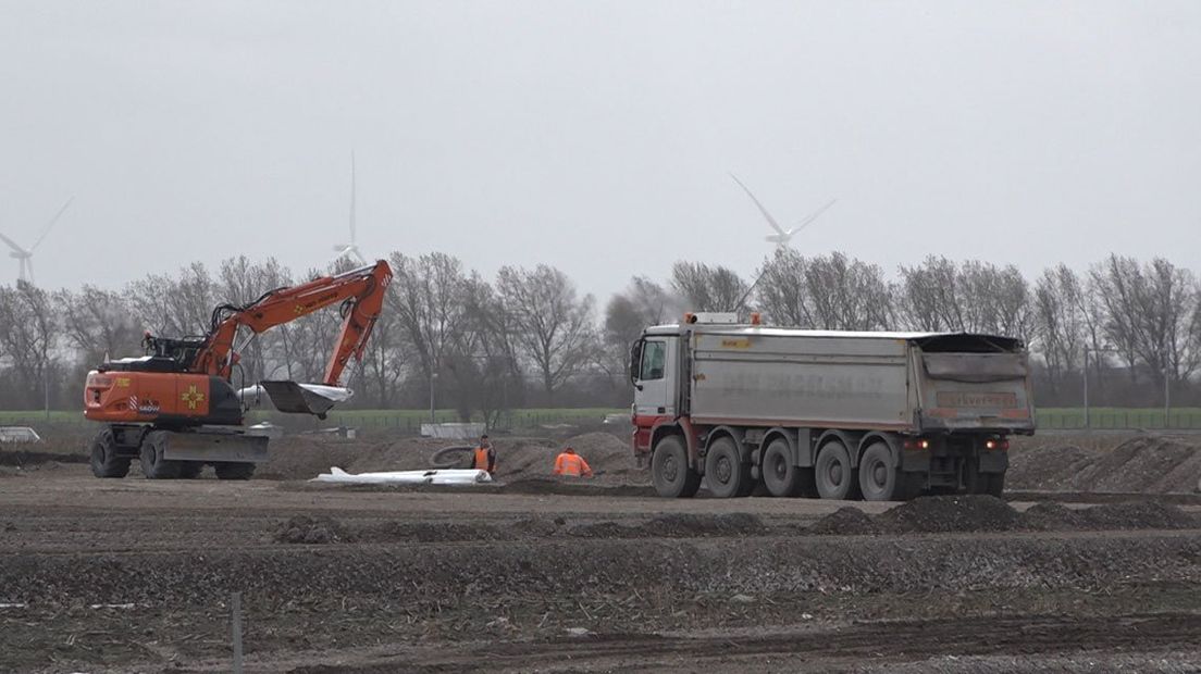 Er komen extra parkeerterreinen voor vrachtwagens bij Maasdijk en Hoek van Holland. De parkeerterreinen kunnen hard nodig zijn als er een harde brexit komt op 29 maart. Zonder akkoord bestaat namelijk het risico dat het daar volloopt met vrachtwagens die in de file komen te staan voor de duoane, voordat ze de veerboot opkunnen.