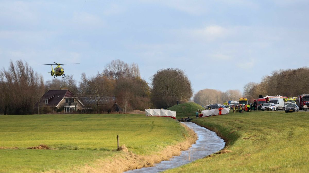 Auto vliegt over rotonde en komt op lantaarnpaal tot stilstand