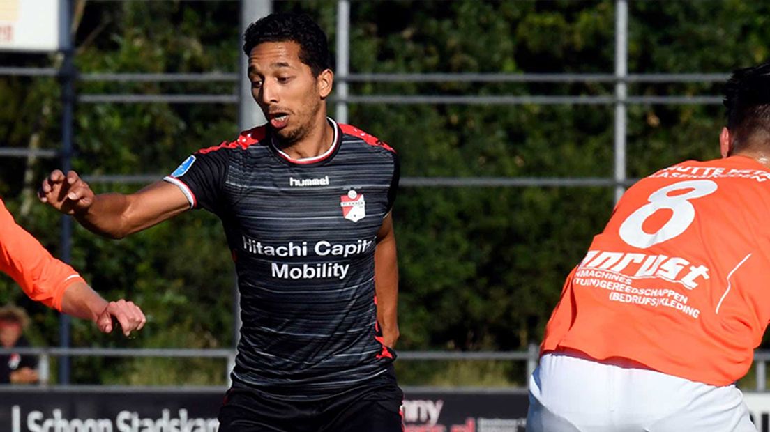 Tom Hiariej raakte gisteren geblesseerd aan zijn knie (Rechten: FC Emmen / Boudewijn Benting)