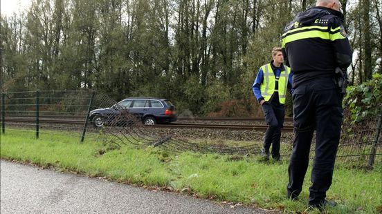 Auto belandt na ongeluk op spoor, tijdelijk geen treinverkeer. Auto belandt na ongeluk op spoor, tijdelijk geen treinverkeer.