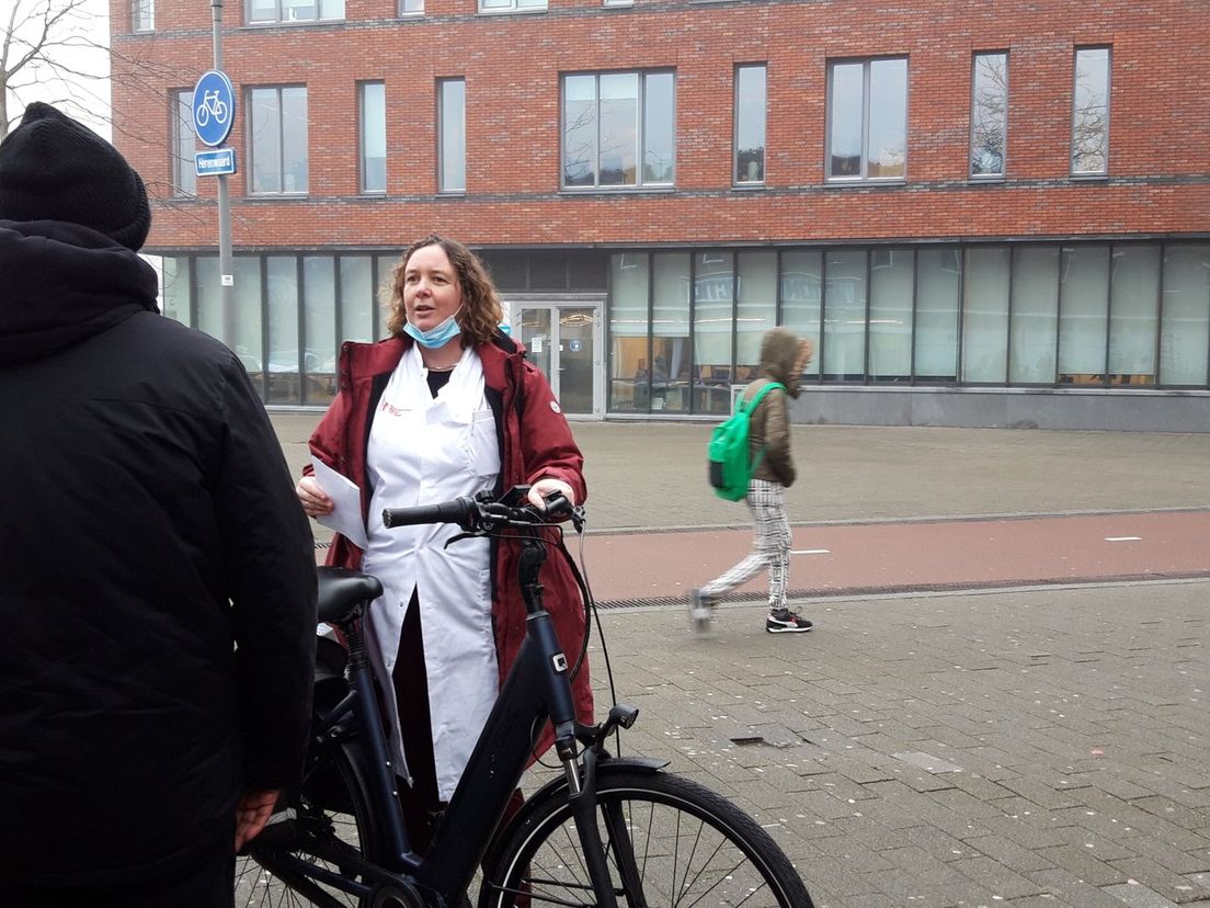 Schaap vraagt of de man een boostervaccinatie wilt of iemand kent die graag vandaag wordt geprikt