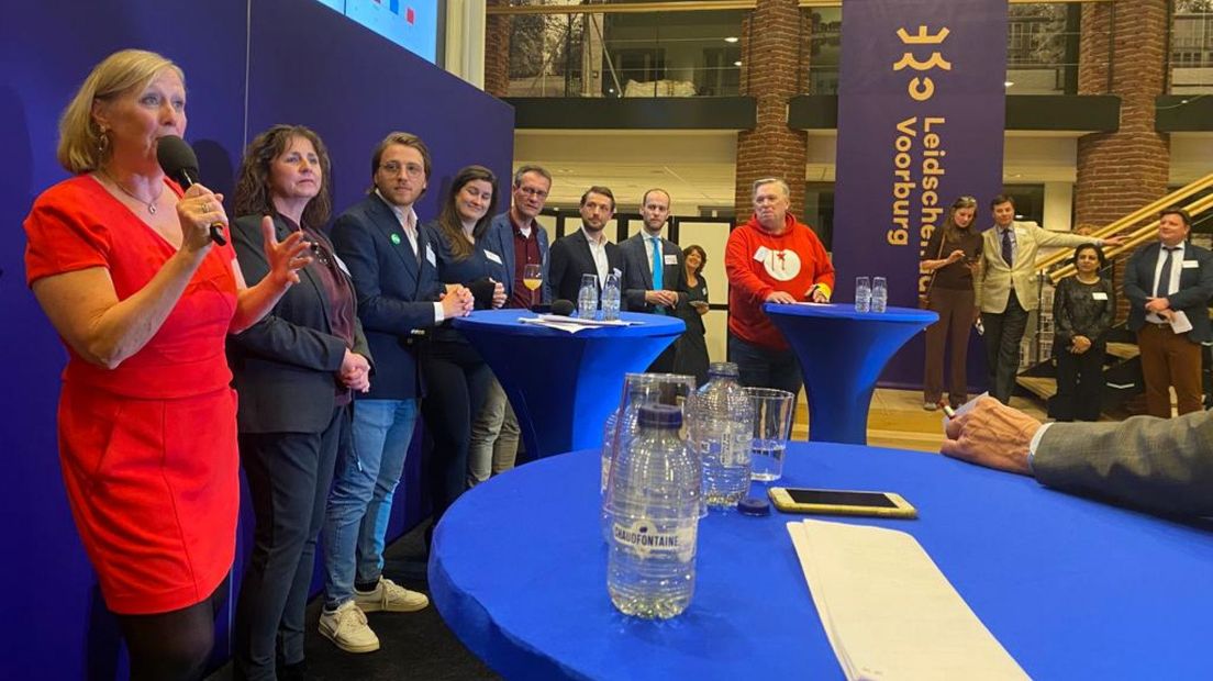 Lijsttrekkers Astrid van Eekelen (VVD), Bianca Bremer (GBLV) en Wouter Jorissen (D66) naast elkaar op het podium bij de uitslagenavond I Foto Omroep West