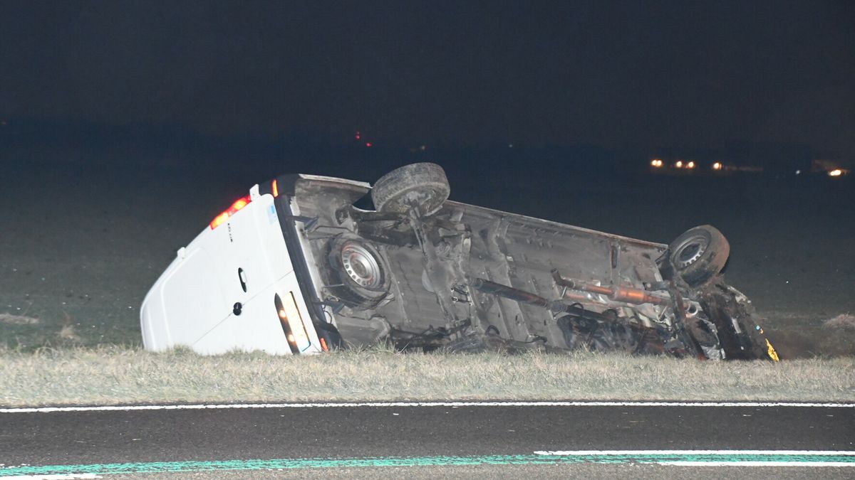 Bestelbus raakt in sloot bij Tholen, sloot met gelekte olie wordt leeggepompt