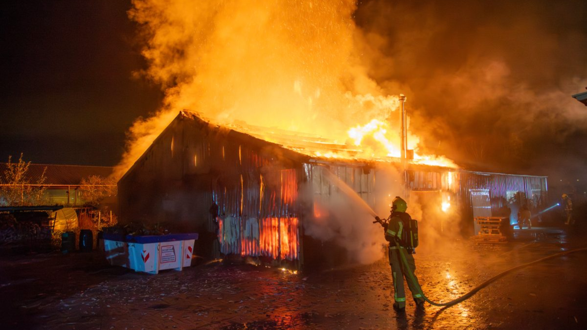 Hoge vlammen sloegen uit het dak van de schuur.