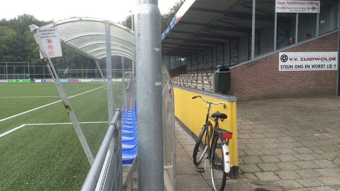De poort van het sportpark gaat op slot (Rechten: RTV Drenthe/Hielke Meijer)