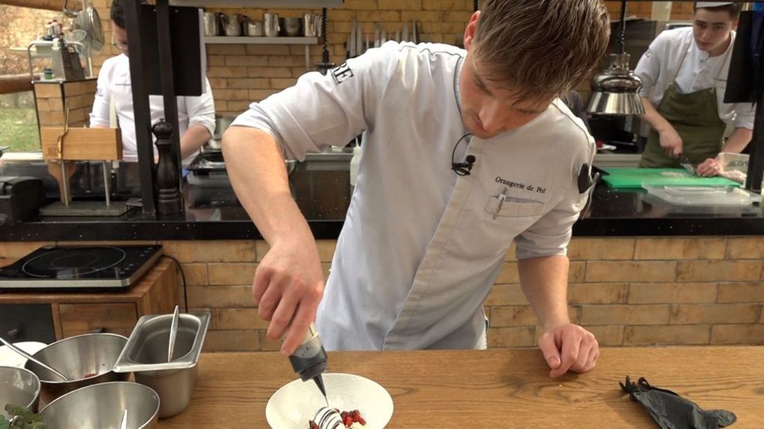 Chef-kok Joeri Hukker maakt zijn eigen bedachte Caprese dessert