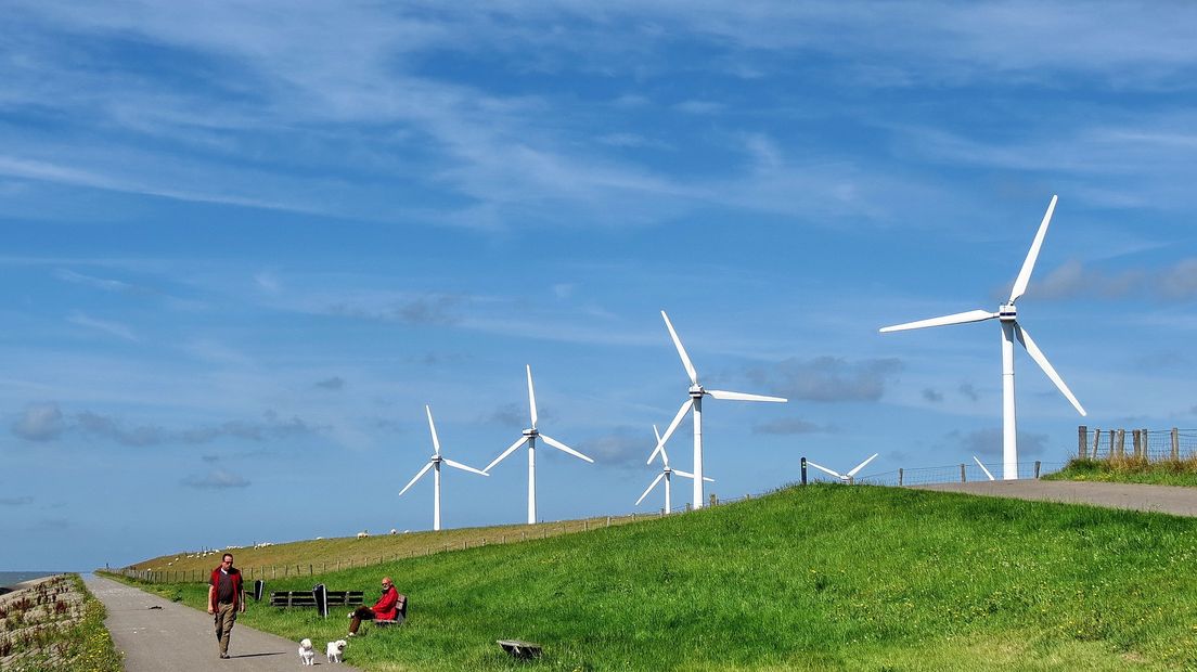 Windturbines op de dijk in Ritthem