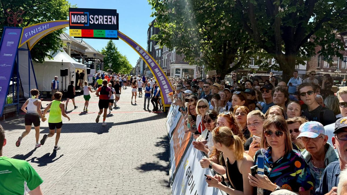 Liveblog Leiden Marathon | Warme editie, hardloper gereanimeerd op het parcours